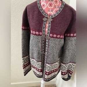 Wool Women's Burgundy and Gray Patterned Sweater with metal closures